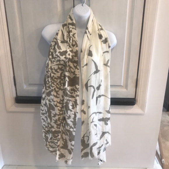 2 Chic Seagull Scarf - Picture 2 of 5